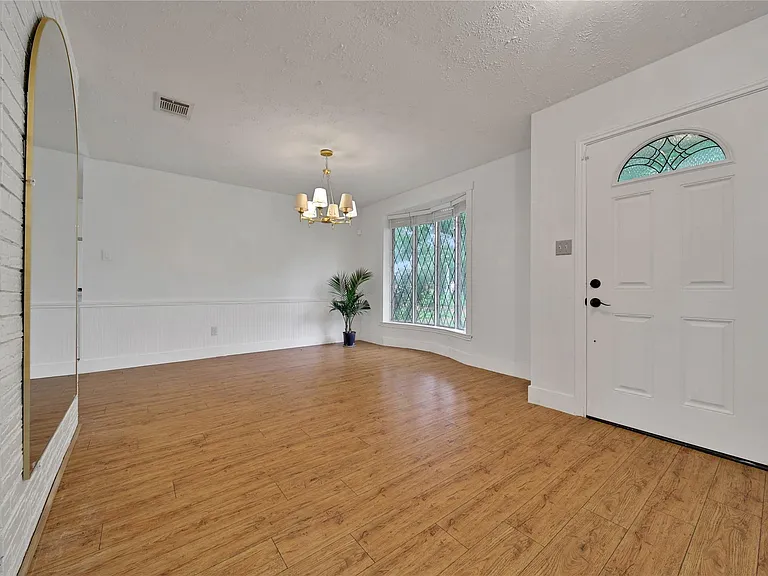626 Park Knoll Ln — Photo 2