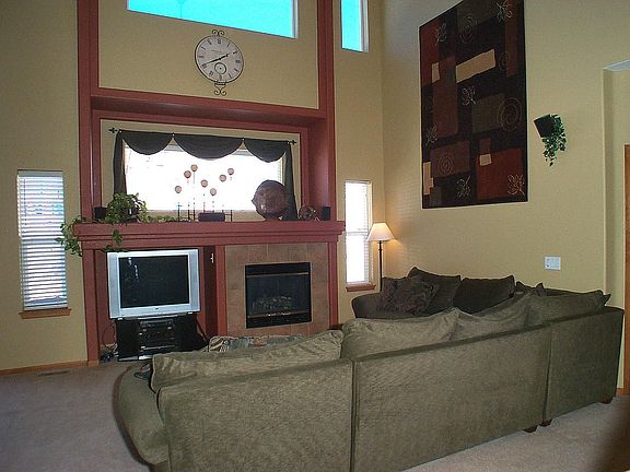 Family Room 18' ceilings