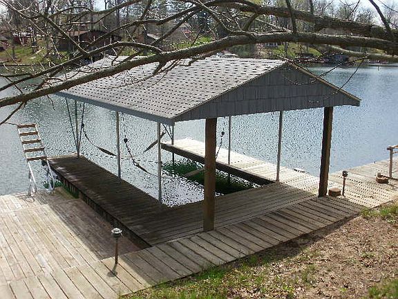 Covered Boat House w/Lifts