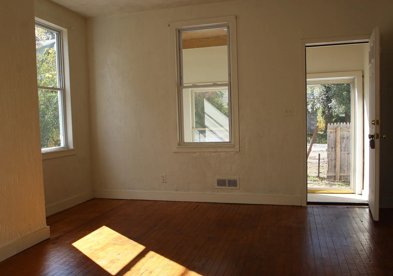 6907 - 6909 Belair Rd — Photo 3