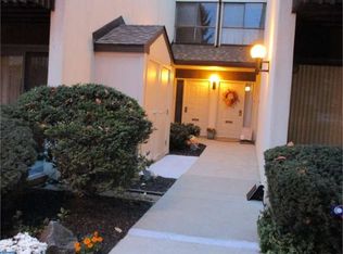 402 Raintree Ln, Malvern, PA 19355