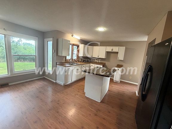 3rd image of 3570 N Vermilion St