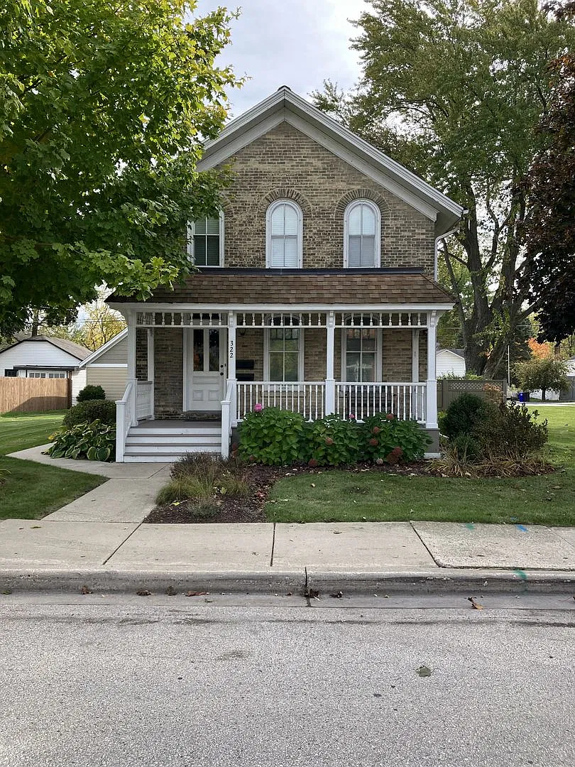 Upper Duplex In Pewaukee! — Photo 1
