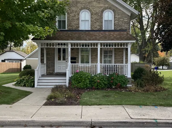 322 Oakton Ave, Pewaukee, WI 53072