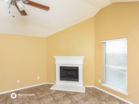 3rd image of 1039 Caliente Dr