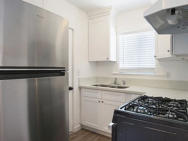 Lemon Avenue Triplex — Photo 11