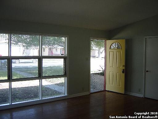 4th image of 454 Sharon Dr