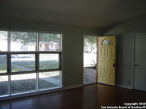 454 Sharon Dr — Photo 3