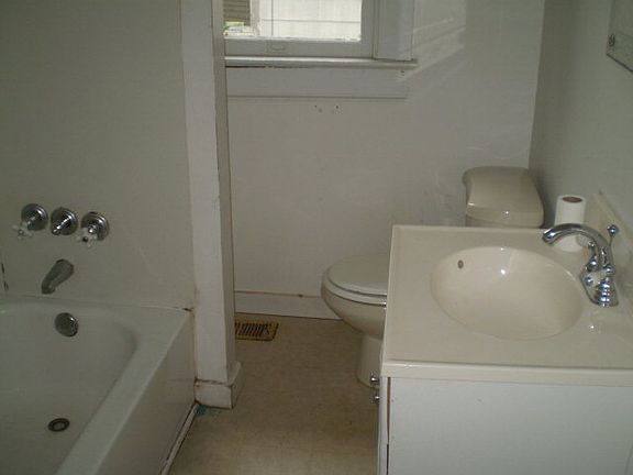 4th image of 213 S Howell St