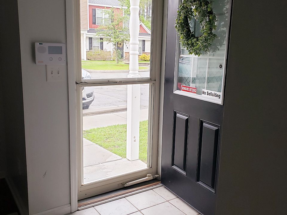 Entry leads to dinning room 