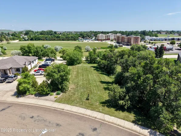 Western Dr, Dickinson, ND 58601