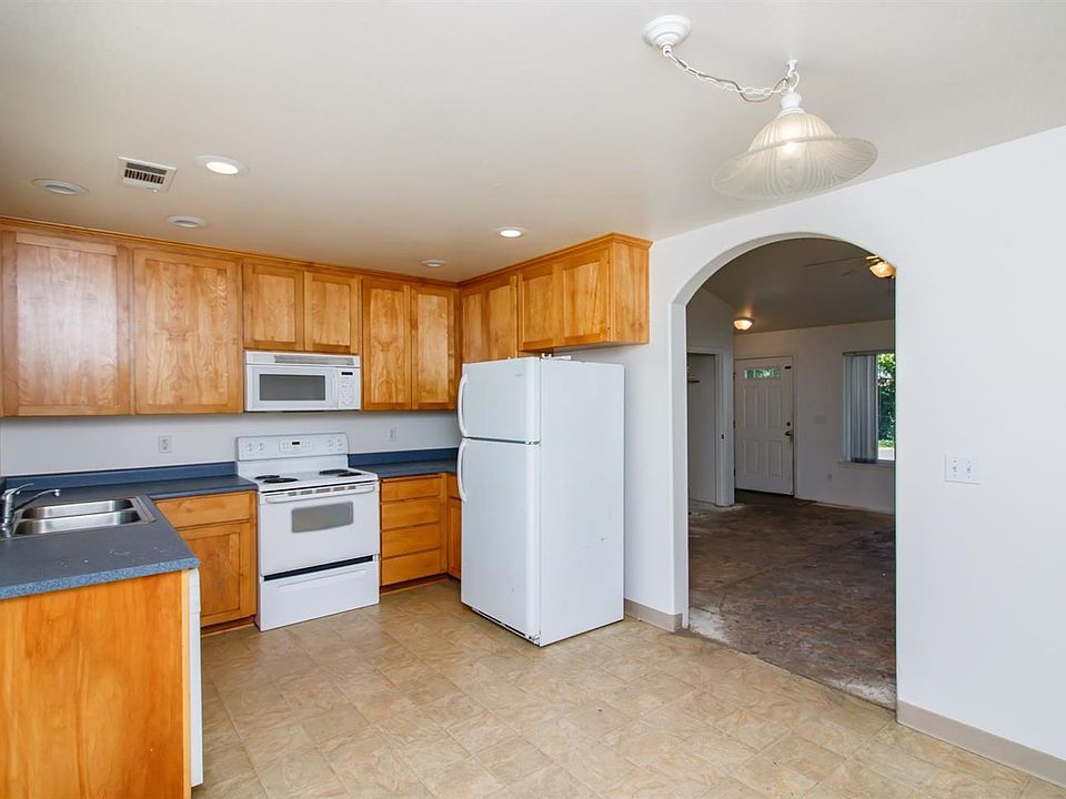 2nd image of 555 Linn Rd #B
