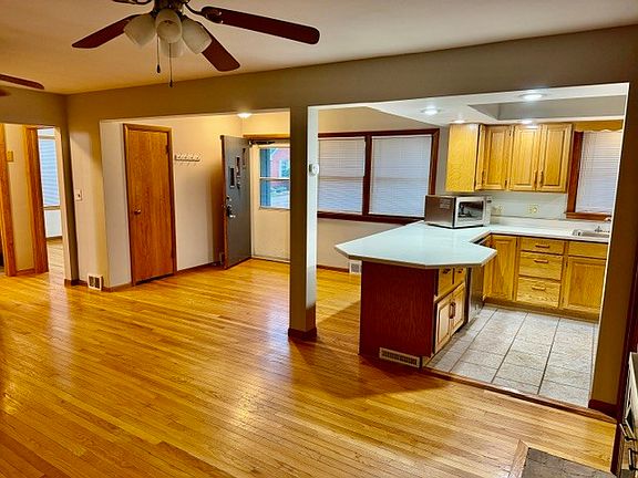 4th image of 32 University Ct
