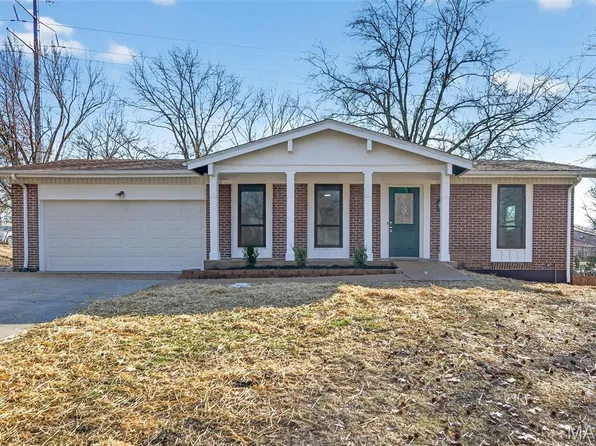 952 Queensbridge Rd, Ballwin, MO 63021