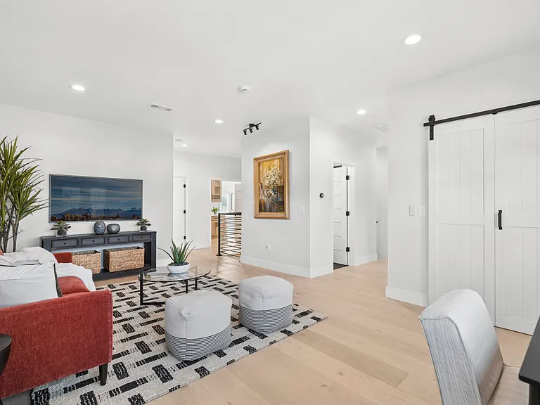 4652 Charnock Dr — Photo 14