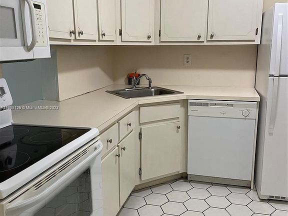 5th image of 1400 NE 191st St APT 204