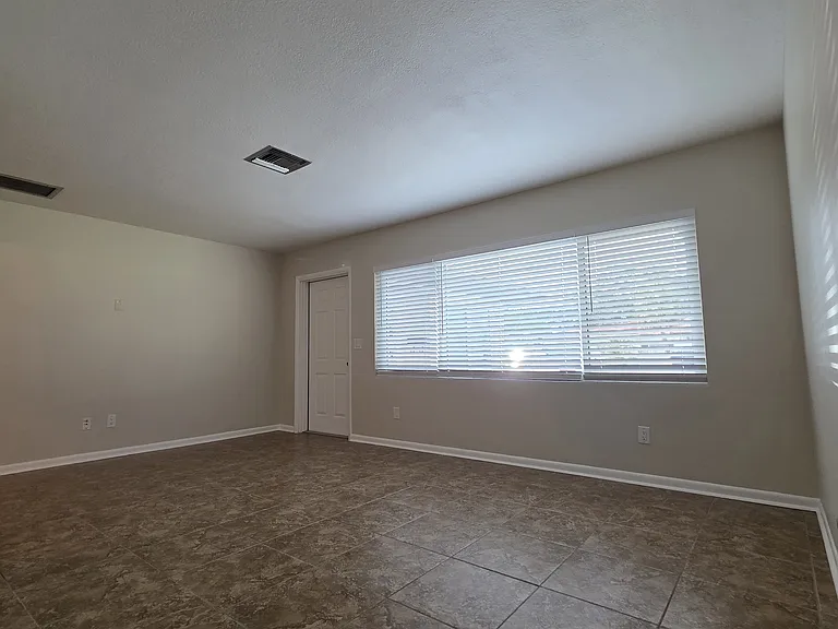 2031 Harding St — Photo 10
