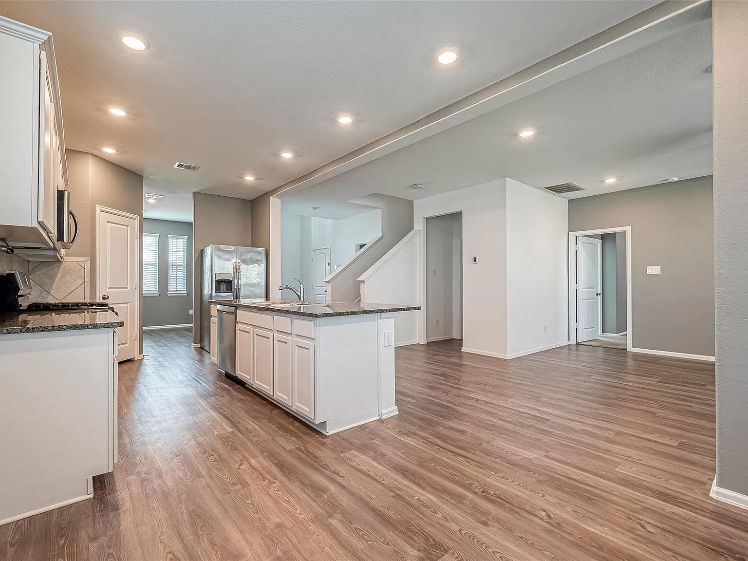 4 bed, 2.5 bath, 2294 sqft, $2,500 — Photo 3