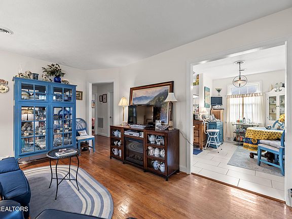 5th image of 127 Woodmont Cir