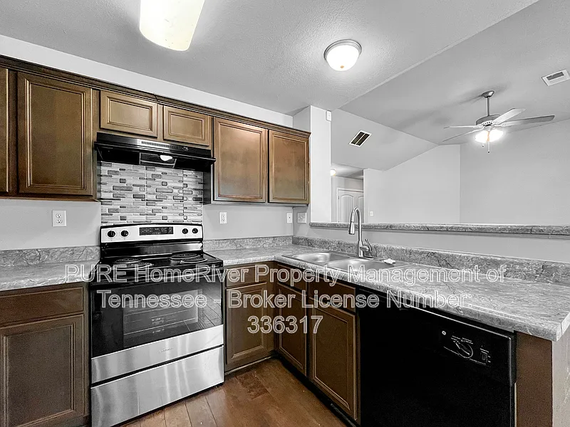 3 bed, 2.0 bath, 1290 sqft, $1,625 — Photo 2