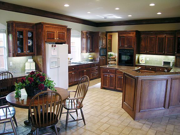 Island Kitchen and Breakfast Nook