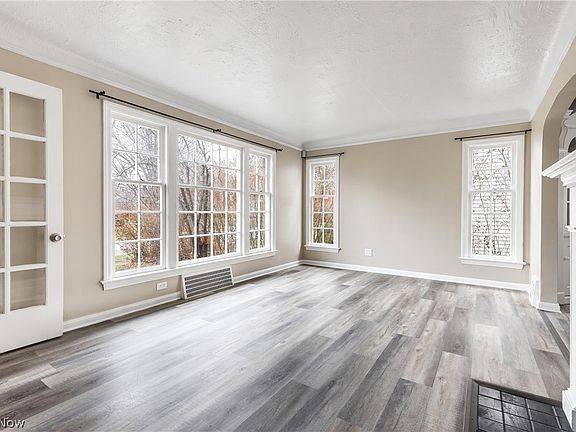 3rd image of 3668 Grosvenor Rd