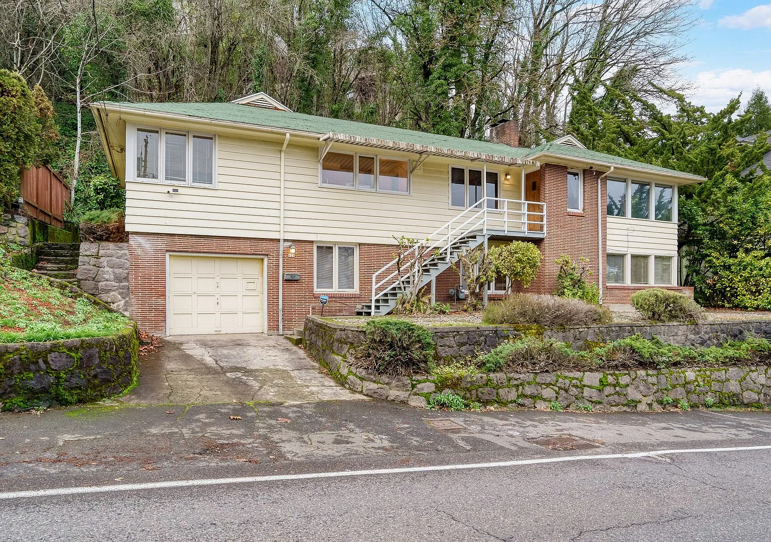 Charming 1940's Home with Stunning Mt. Hood Views — Photo 2
