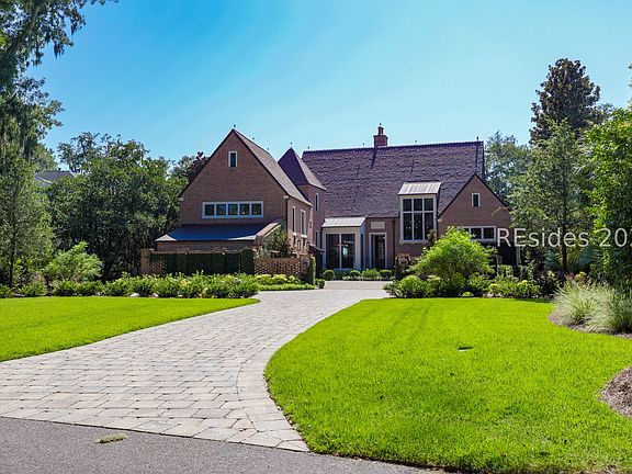 4th image of 16 Hampton Ln