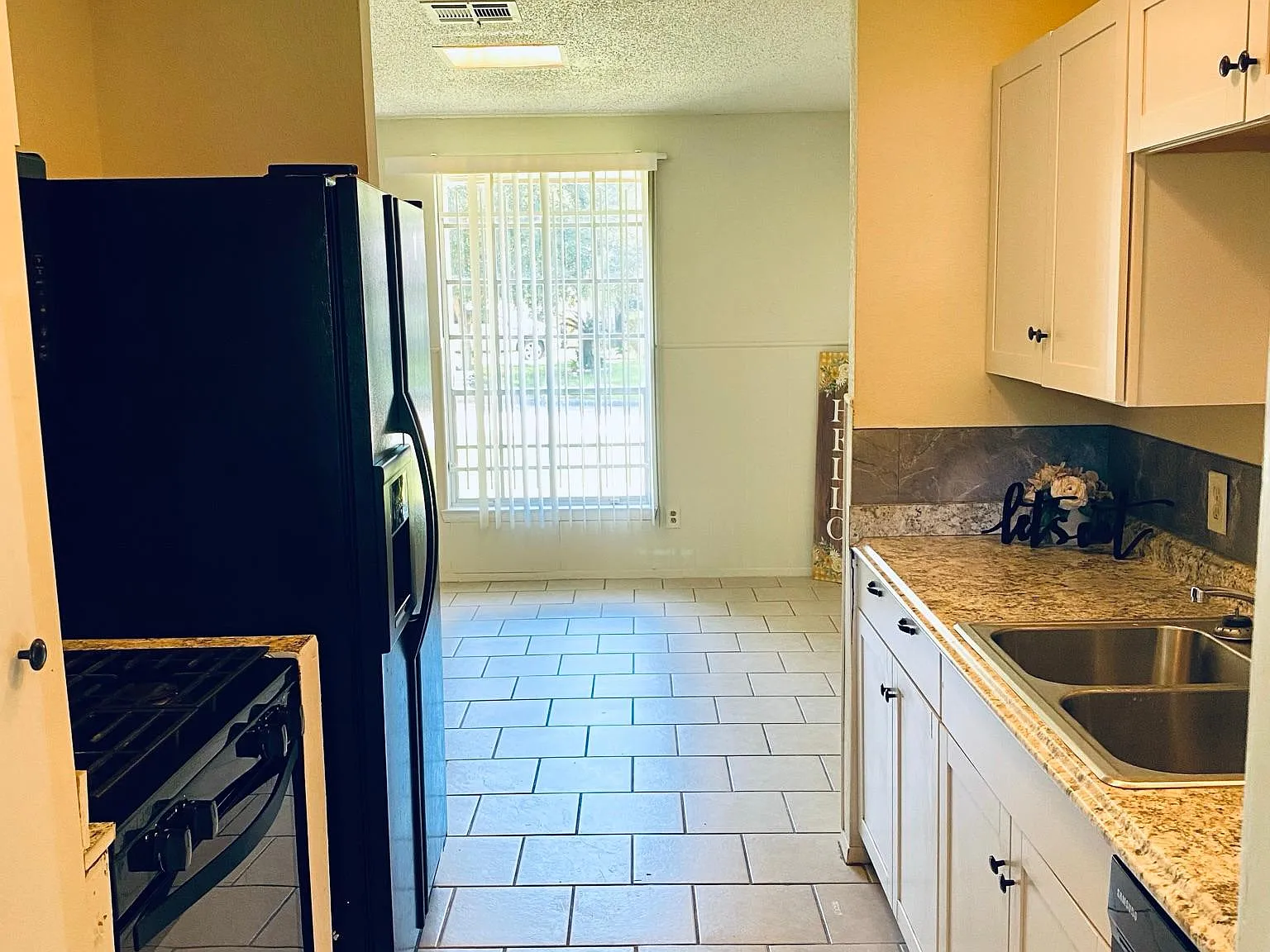 3 bed, 1337 sqft, $1,697 — Photo 2