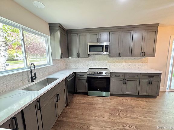 4th image of 570 Hidden Ridge Dr