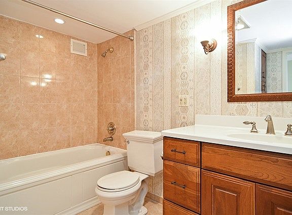 5th image of 339 W Barry Ave APT 15C