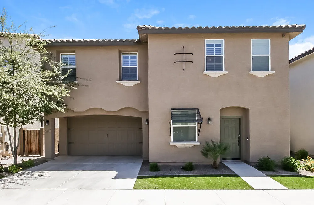 3 bed, 3.0 bath, 2029 sqft, $2,465 — Photo 1