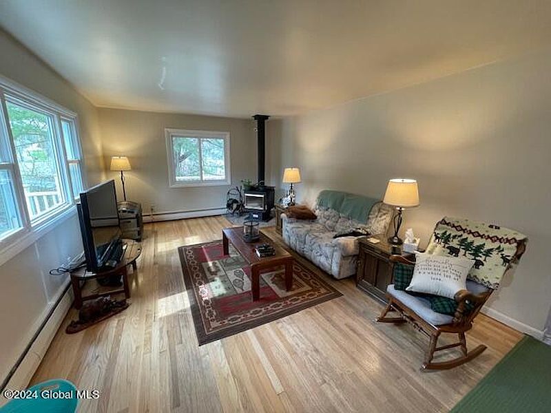 3rd image of 33 Woodin Road