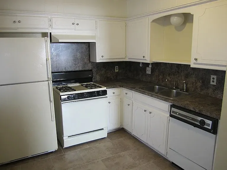 820 Russell Cir #820 — Photo 3