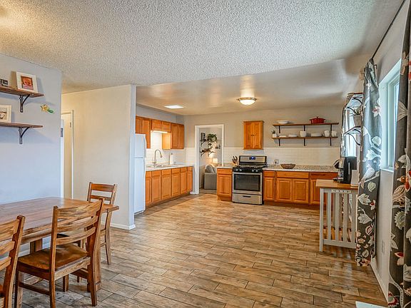 4th image of 8016 San Joaquin Ave SE