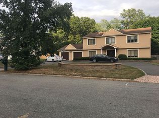 87 Stonehurst Ln, Dix Hills, NY 11746