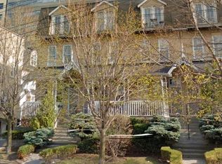 611 Adelaide St W, Toronto, ON M6J 1A8