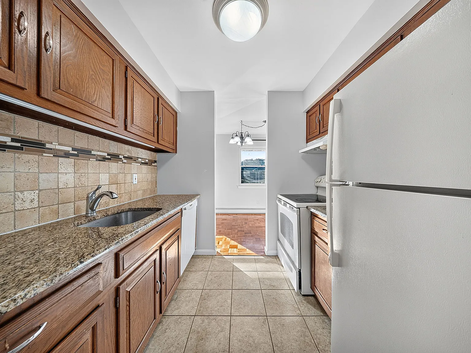 2 bed, 900 sqft, $2,400 — Photo 3