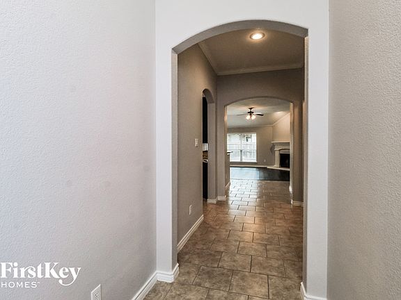 2nd image of 916 Canterbury Dr