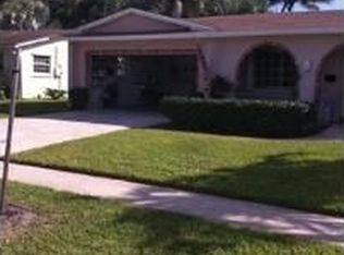 320 Lake Dr, Coconut Creek, FL 33066