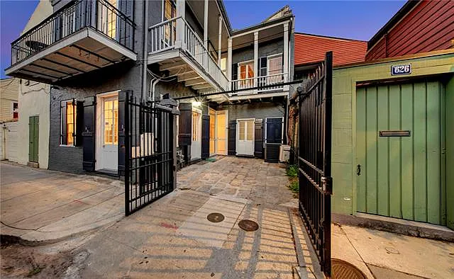 632 Burgundy St — Photo 45