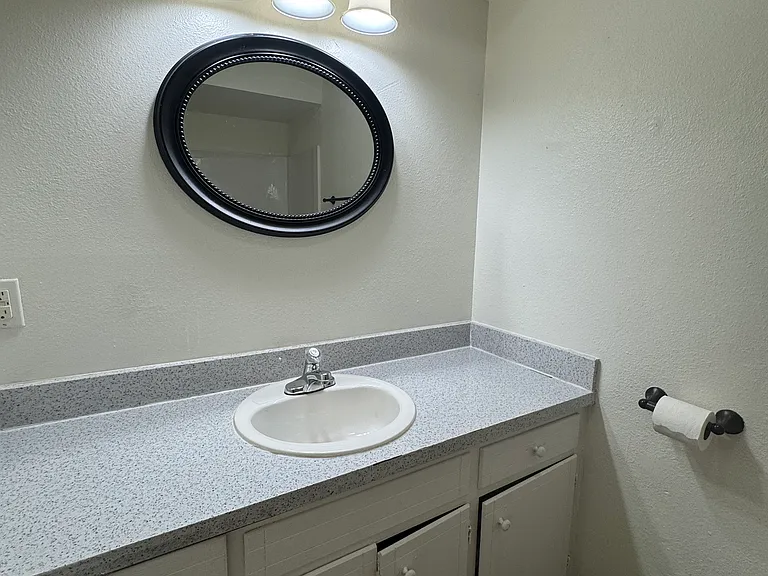1422 W Brooks St — Photo 14