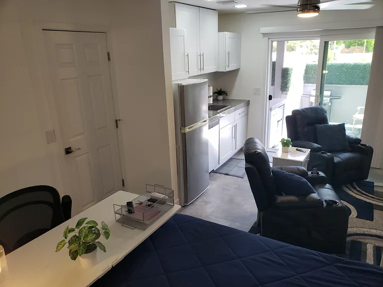 237 S Clementine St #8 — Photo 9