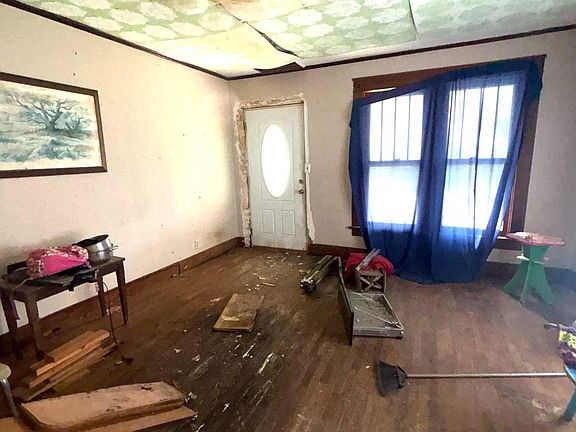 3rd image of 121 E Truman St