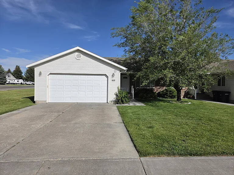 901 Abigail Ct — Photo 1