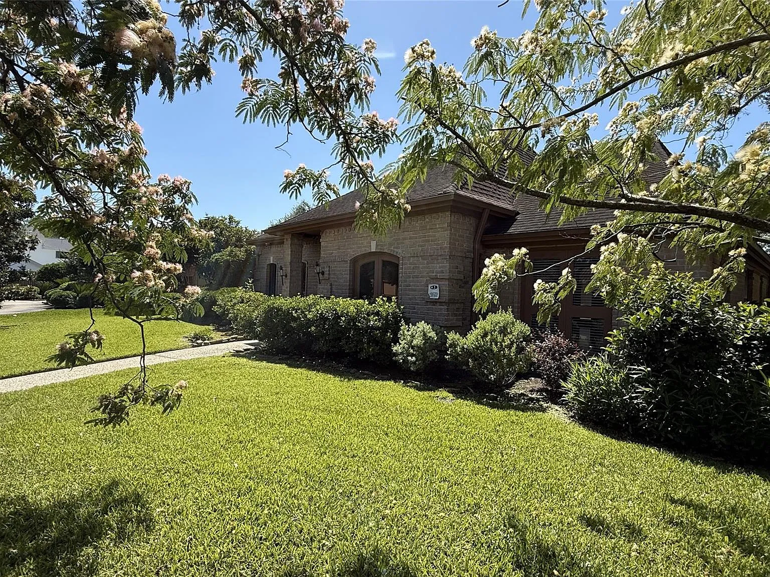 4 bed, 2.5 bath, 2409 sqft, $3,000 — Photo 2