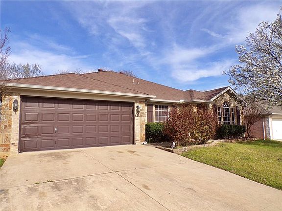 4th image of 818 Parkhill Dr