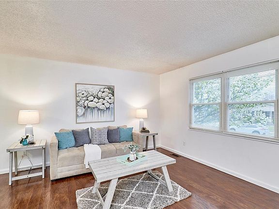 4th image of 2370 Farflung Dr