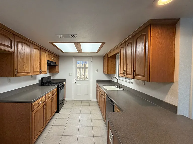 665 S Coalinga St — Photo 7