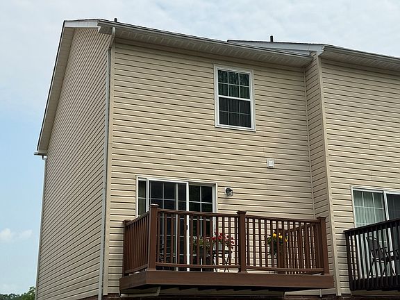 4th image of 414 Silvis Way